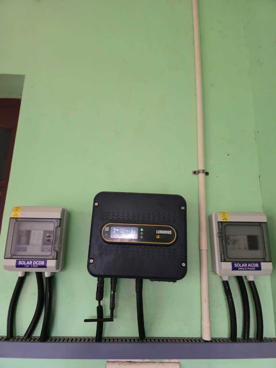 Luminous inverter and battery installation
