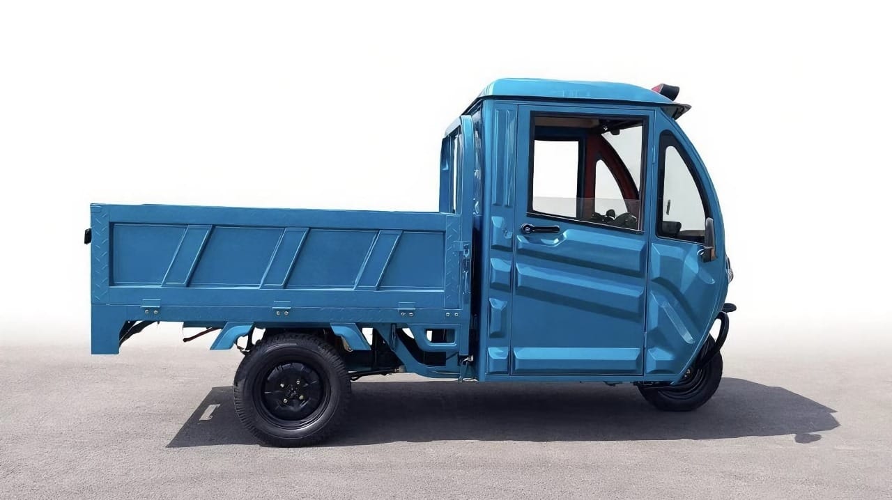 Blue electric three-wheeler cargo vehicle side profile