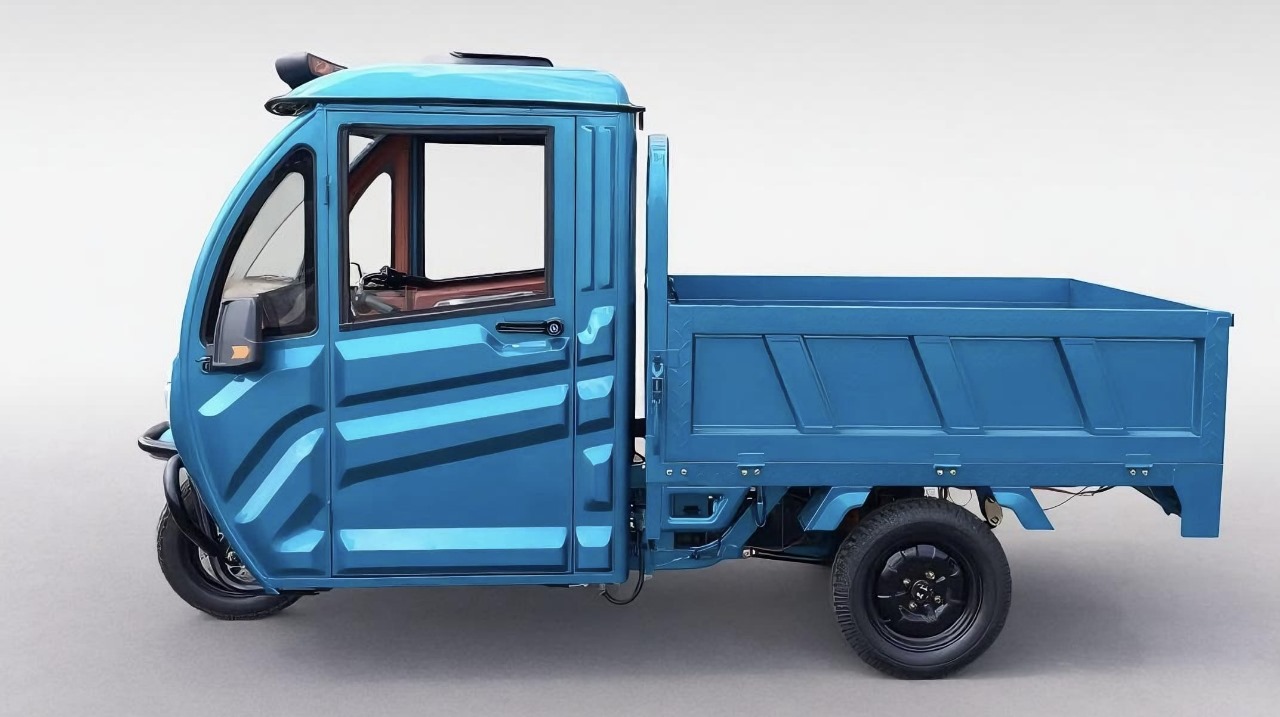 Electric cargo three-wheeler for commercial use